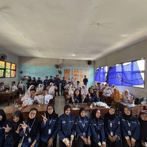 GenBI UTM Ajak Siswa SMAN 2 Bangkalan Berkreasi melalui Pelatihan Lilin Aromaterapi